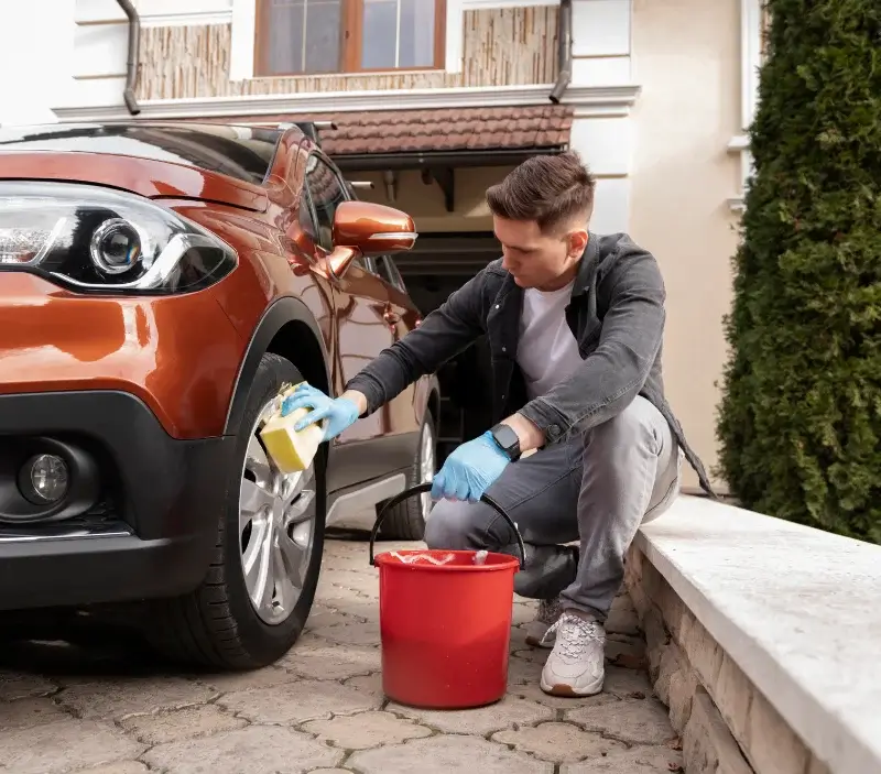 Lavage auto à domicile Glomel : professionnel intervenant sur un véhicule